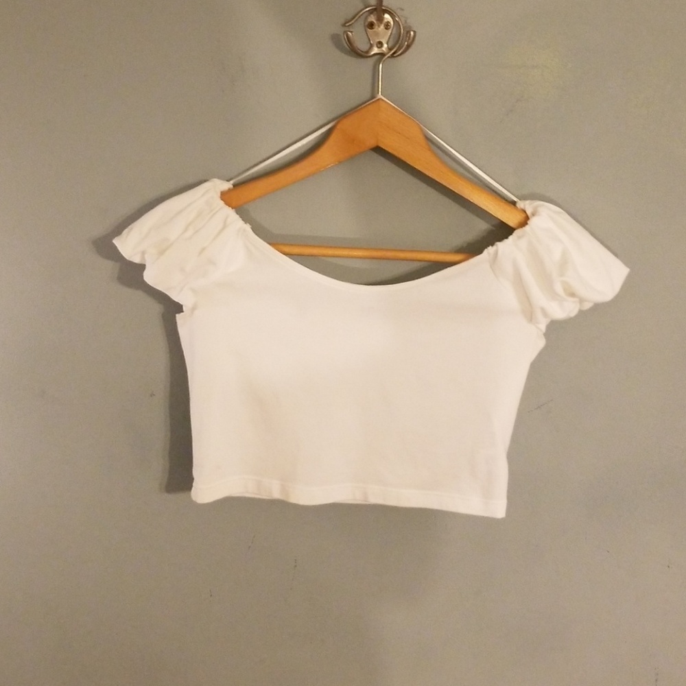 Topshop crop top. White puff arms ADORABLE